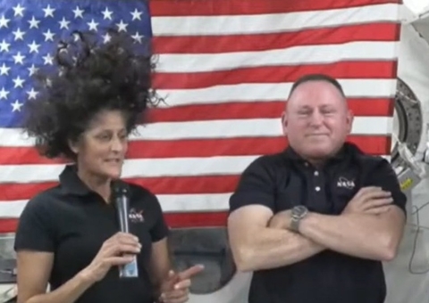 Presos no espaço, astronautas da Nasa celebram Natal na Estação Espacial