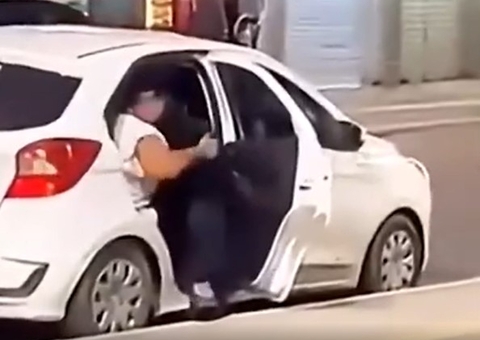 Polícia procura mulheres que abandonaram cachorro em praça 