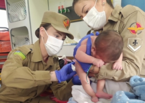 Bebê recém-nascida é resgatada após ser abandonada em calçada 