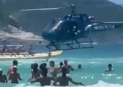 PM em helicóptero deixa fuzil cair no mar em meio a banhistas durante voo; vídeo
