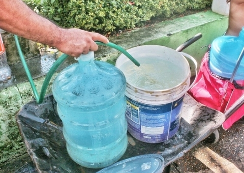 Moradores protestam contra falta de água e conflito por recursos hídricos em Manaus