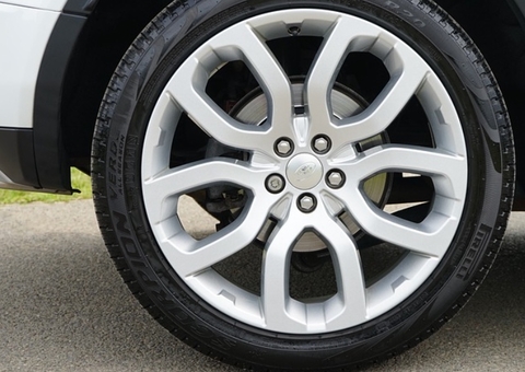 Mulher salta de carro para não ser morta por ex em Manaus