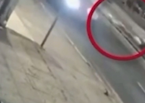 Vídeo: mulher morre após cair de moto e ser atropelada por carro