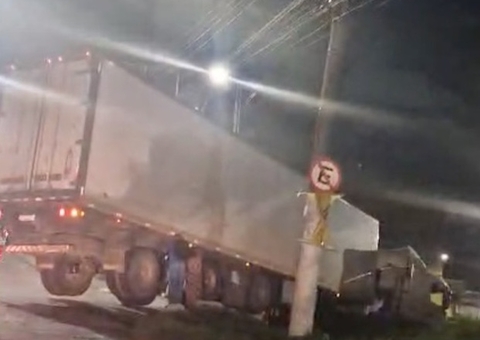 Carreta perde controle em curva e deixa trânsito congestionado em Manaus