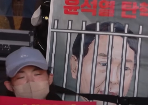 Polícia da Coreia do Sul suspende tentativa de prender presidente deposto 