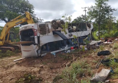 Ônibus tomba em rodovia e deixa 7 pessoas mortas e 15 feridas