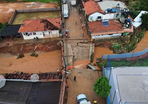 Tempestade derruba 9 pontes e deixa casas debaixo d'água