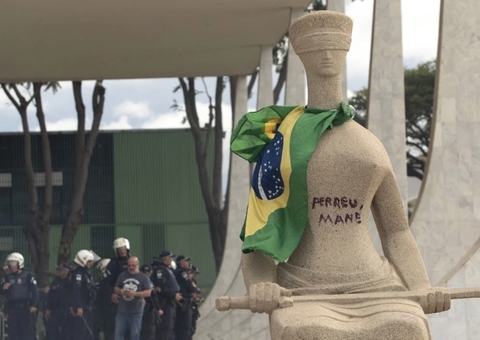 Mulher que pichou 'Perdeu, mané' na estátua do STF pede desculpas a Moraes
