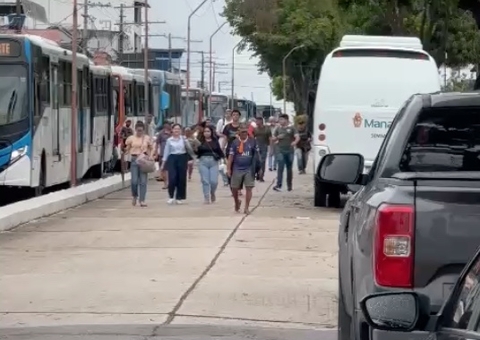 Quase 100 motoristas do transporte público fazem paralisação em Manaus por falta de pagamento
