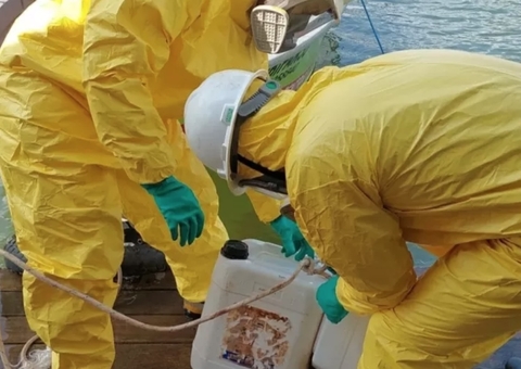 Mergulhadores retiram 20 mil litros de agrotóxicos do Rio Tocantins