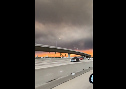 Incêndio mata cinco pessoas em Los Angeles e segue se alastrando