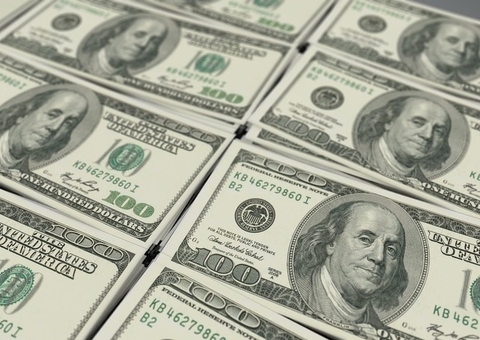 Dólar cai e Bolsa sobe, com mercados fechados nos EUA e política tarifária de Trump no radar