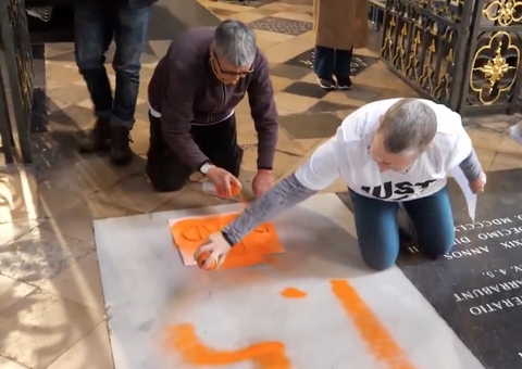 Ativistas picham túmulo de Charles Darwin em protesto climático