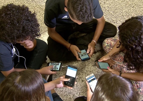 Lula sanciona lei que proíbe celulares nas escolas do Brasil