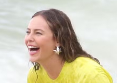 Paolla Oliveira mostra corpão em praia no Rio; veja fotos