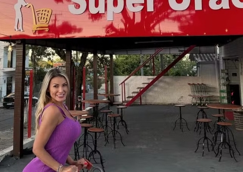 Andressa Urach comemora inauguração de supermercado próprio
