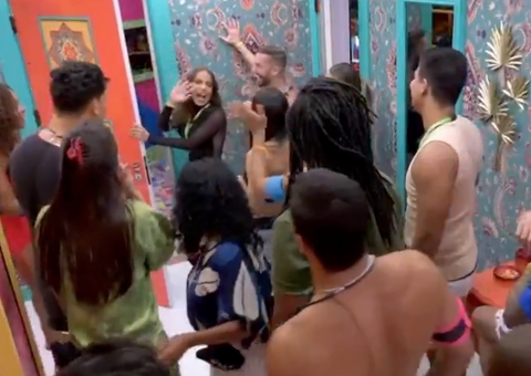 Anitta se depara com vaso entupido e banheiro do BBB25 ganha aviso  