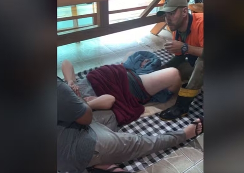 Grávida dá à luz em casa ilhada por alagamento em Camboriú