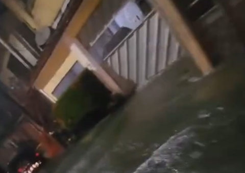 Vídeos: Casas são invadidas pela água no São Lázaro e Terra Nova durante temporal