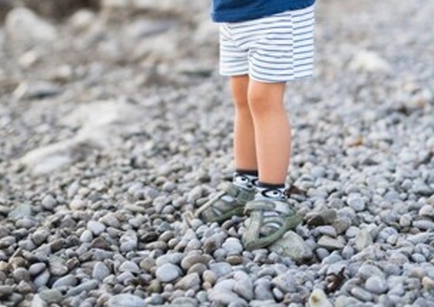 Mãe é presa após agredir bebê e filho de 8 anos em rua no Jorge Teixeira