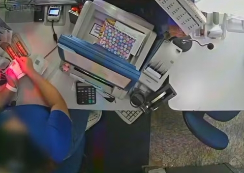 Vídeo mostra funcionária de lotérica furtando bilhete premiado da Mega-Sena