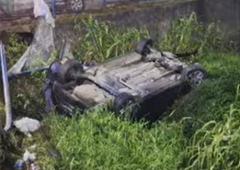 Jovens ficam feridos após carro cair em igarapé na Av. Torquato Tapajós