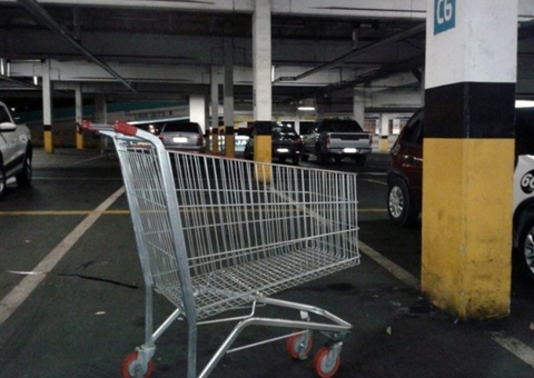 Homem é flagrado vendendo drogas no estacionamento de supermercado em Manaus 