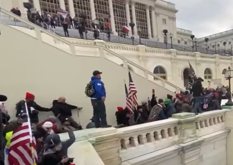 Perdoado por Trump, invasor do Capitólio é preso 1 dia após ser solto