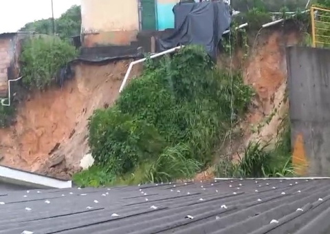 Deslizamento de terra ameaça casas de moradores no Petrópolis; vídeo