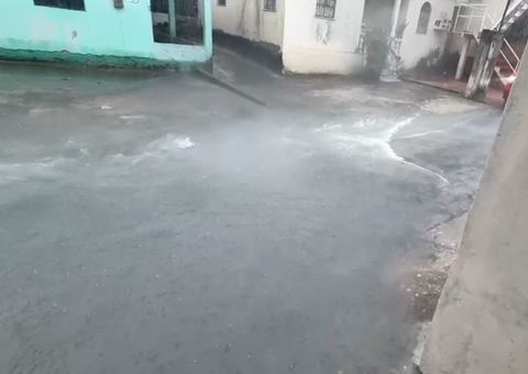 Vídeo: chuva intensa causa alagações em Manaus