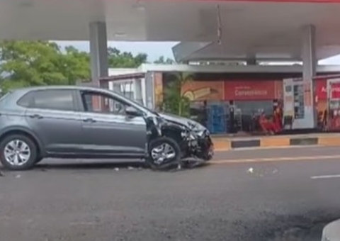 Motorista avança em cruzamento e atinge carro no Santo Antônio