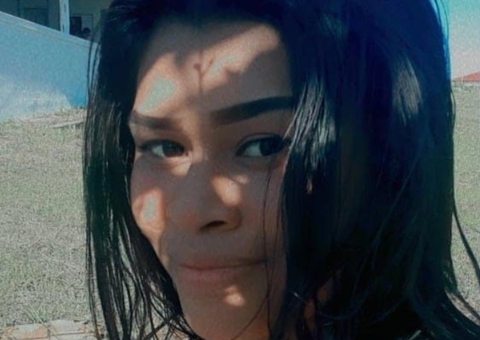 Jovem que caiu de moto ao tentar beijar namorado morre no hospital 