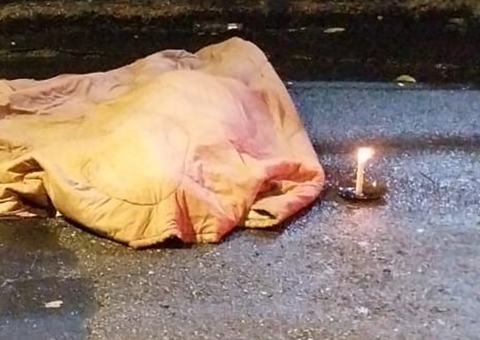 Homem é atacado pelas costas e morto com 8 facadas na frente de casa no Japiim