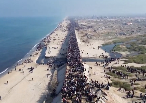 Palestinos formam 'corredor humano' no retorno a Gaza