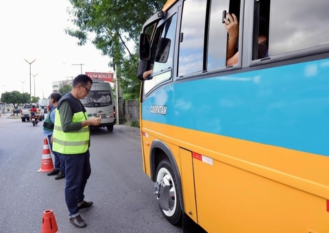 Mais de 60 'amarelinhos' são fiscalizados com autuações para garantir segurança em Manaus