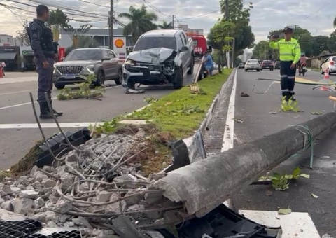 Motorista cochila ao volante e derruba poste em avenida na Ponta Negra