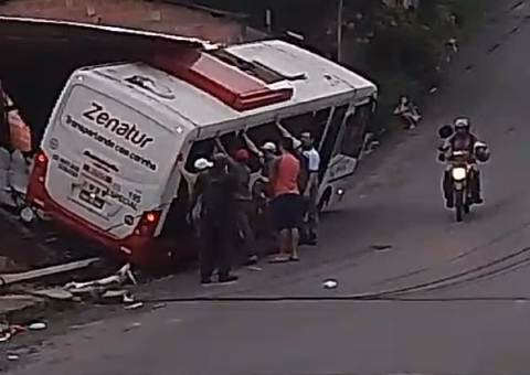 Rota com trabalhadores perde força em ladeira e atinge casa no Monte das Oliveira