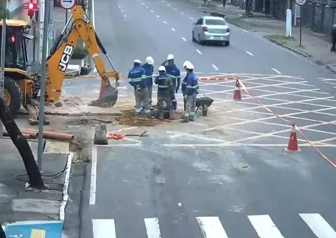 Obra interdita trecho da Av. Humberto Calderaro nesta sexta-feira 