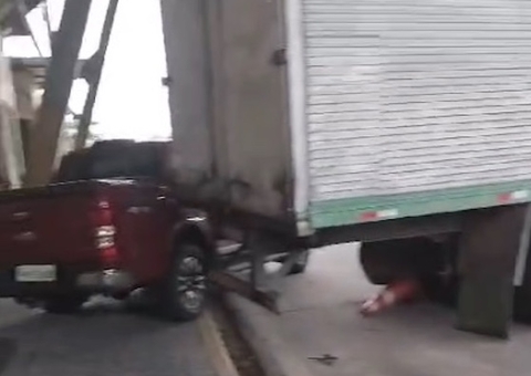 Caminhão desgovernado colide na barreira de fiscalização em Manaus