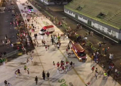 Rei Momo da Vitória Régia fica ferido ao cair de carro alegórico no Sambódromo