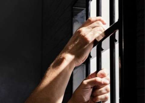 Marido é preso por agredir esposa e enteada em apartamento na Glória