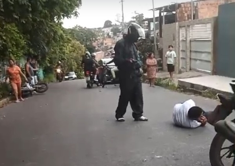 Acidente entre carro e moto deixa homem ferido em Manaus