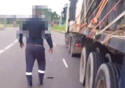 Vídeo: Caminhoneiro e motociclista batem boca e trocam empurrões na Avenida das Flores