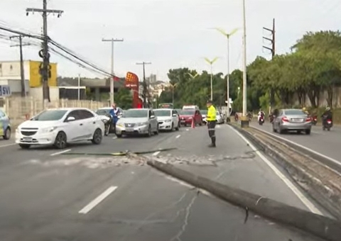 Carro de aplicativo derruba poste no meio da avenida Cosme Ferreira