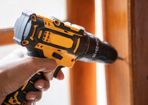 Adolescente pega infecção após suposta cirurgia ortopédica com furadeira doméstica