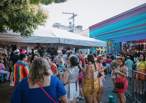Bloco Estratosférica agita Centro de Manaus com homenagem a Gal Costa