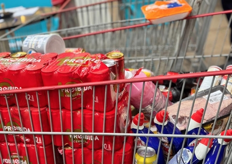 Mais de 200 produtos impróprios para consumo são apreendidos em supermercado em Manaus