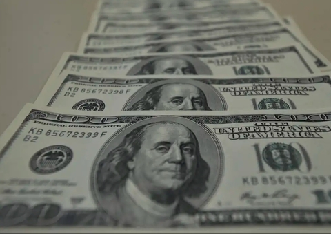 Dólar cai para R$ 5,76 e fecha no menor nível desde novembro