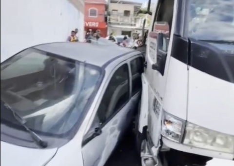 Assaltantes atiram em policial, fazem motorista refém e causam acidentes em Manaus