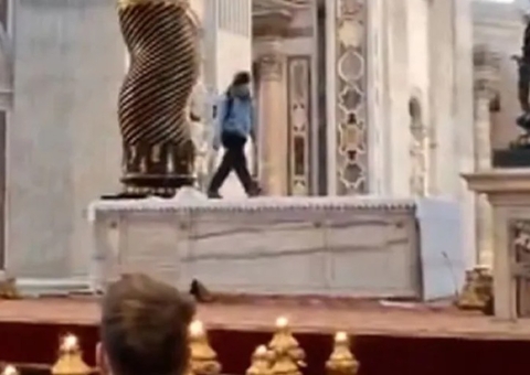 Homem quebra candelabros históricos e anda sobre altar da Basílica no Vaticano